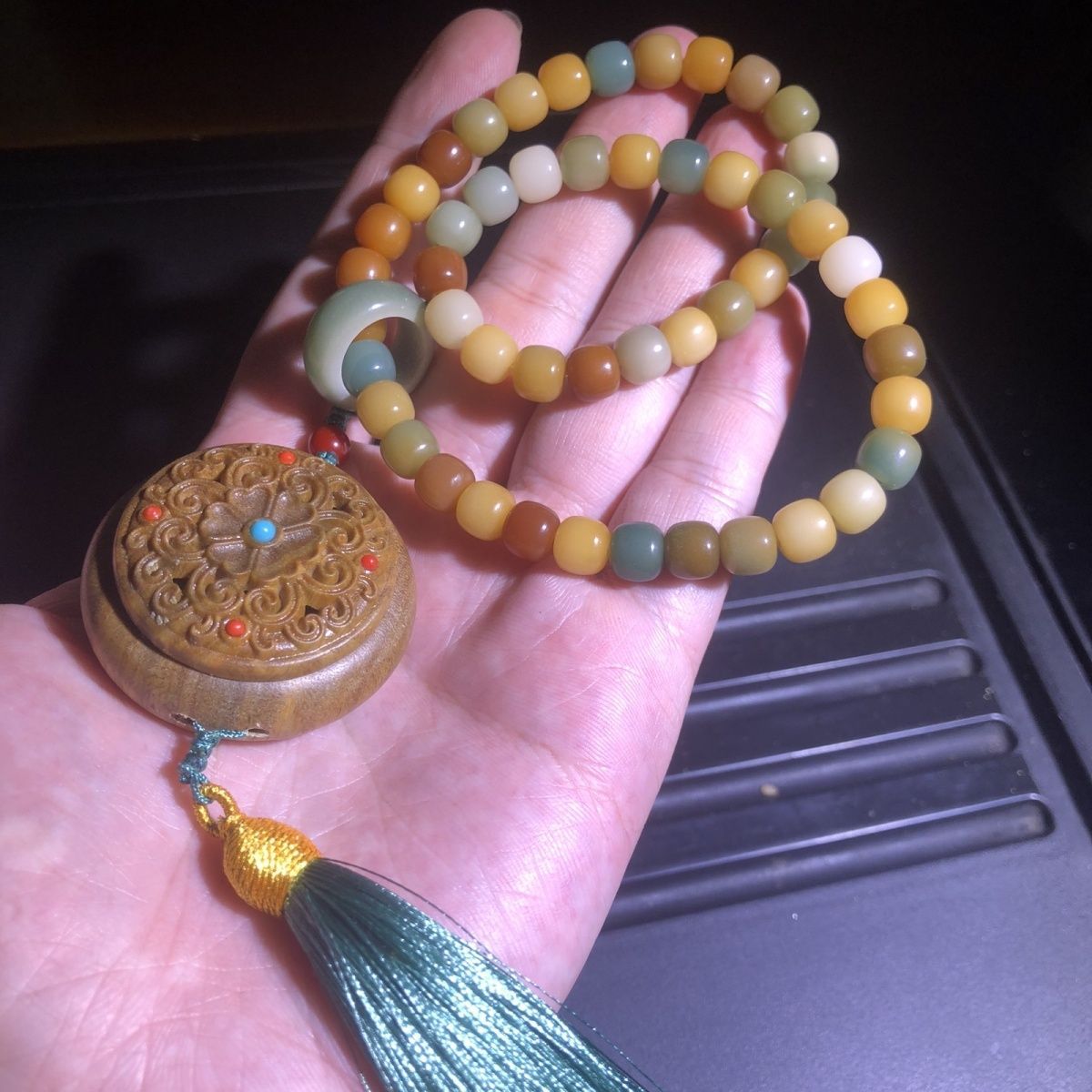 精品多宝菩提老型珠搭配绿檀木月饼香丸盒木雕车挂小挂件文玩礼品