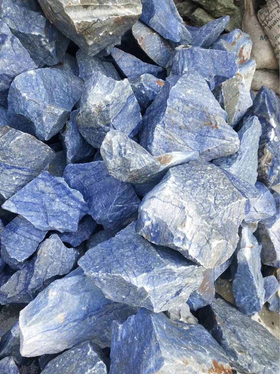 厂家供应 天然巴西蓝东陵水晶原石碎石滚石 盆栽 香薰石 量大从优