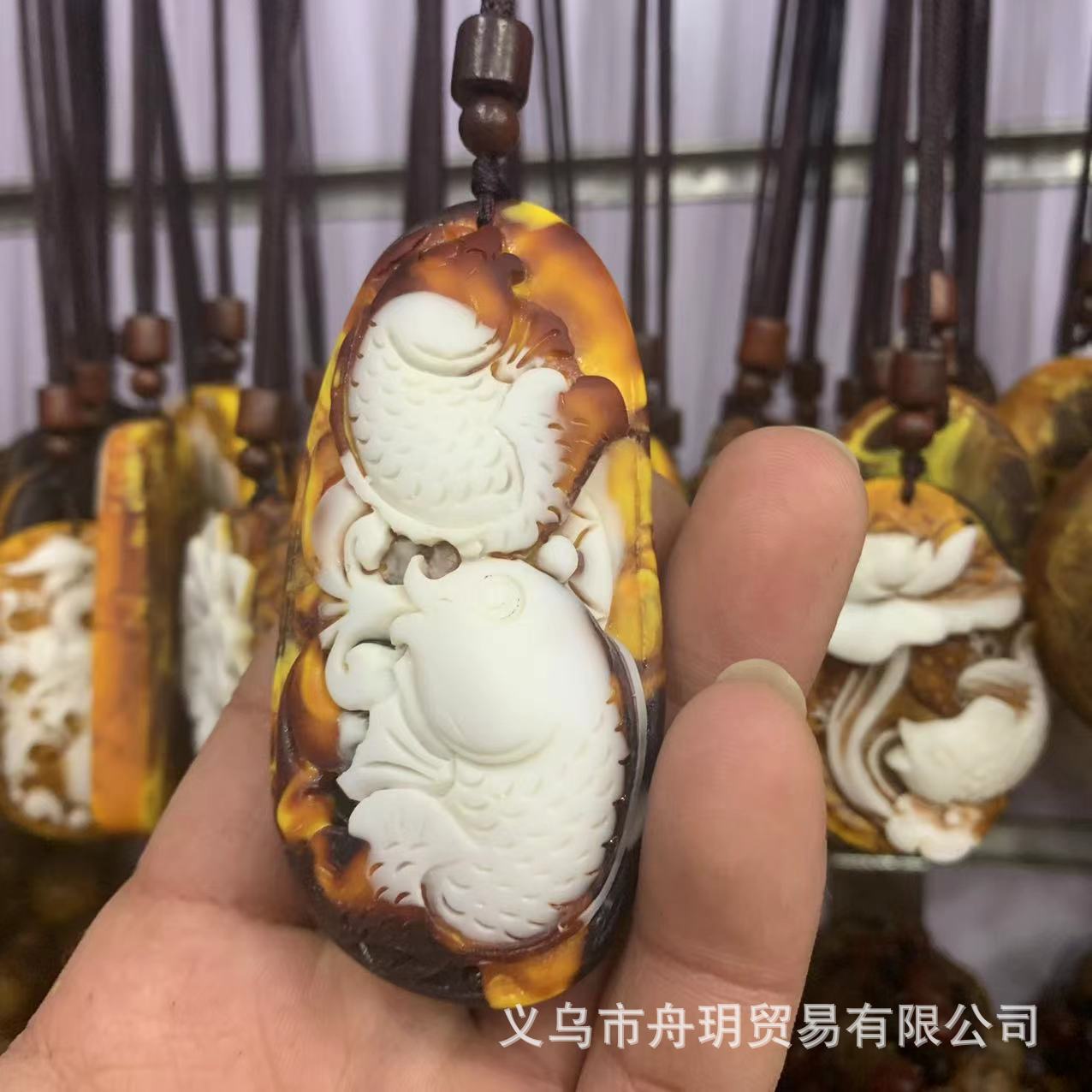 龙涎香灰琥珀龙牌吊坠挂件送长款绳链 男女款毛衣链外衣链龙 批发