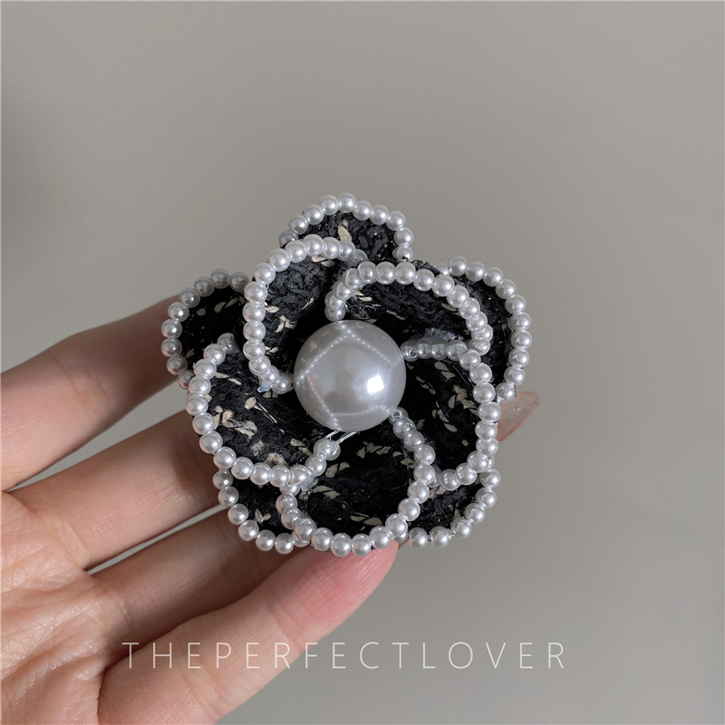 Camellia Pearl Brooch Korean Style Retro Easy Matching Classic Style Flower Pin Buckle Corsage Coat Coat Ornament