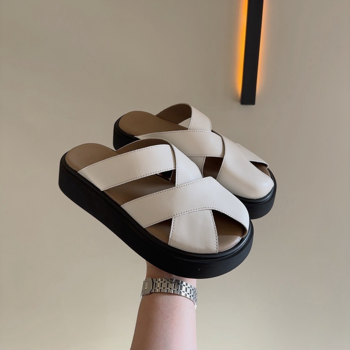 米色编织镂空包头半拖鞋女2024年新款夏季沙滩罗马猪笼凉拖鞋外穿