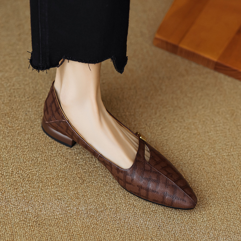 文艺复古头层羊皮低跟单鞋女棕色格纹镂空尖头浅口平底四季鞋大码