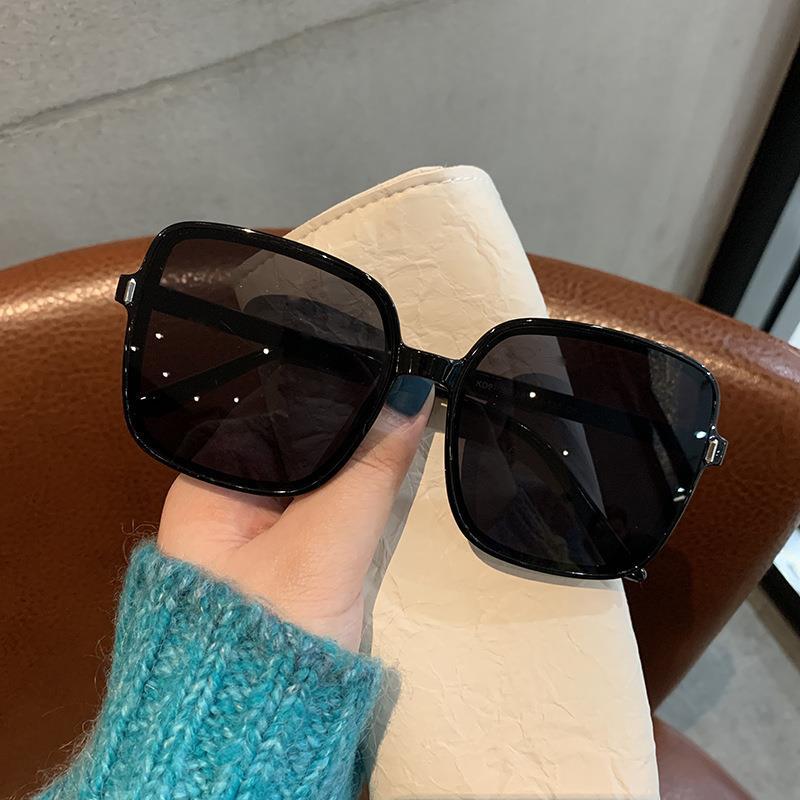 2022 New Fashion Street Shot Large Frame Sunglasses Female Personality Beige Nail Sunglasses European and American Square Sunglasses Fashion