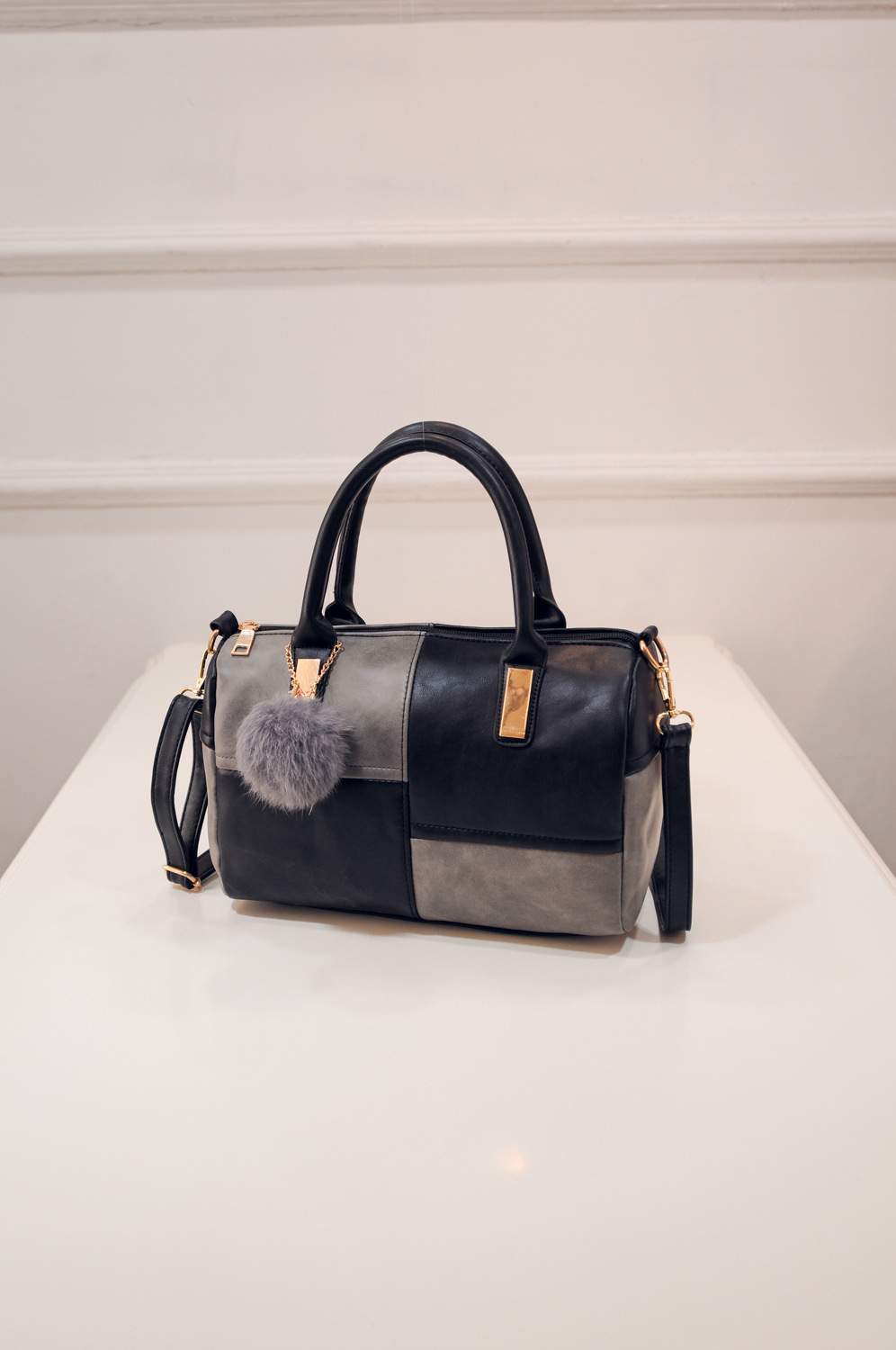 2022新款简约撞色拼接女包毛球包斜挎单肩包手提波士顿枕头包