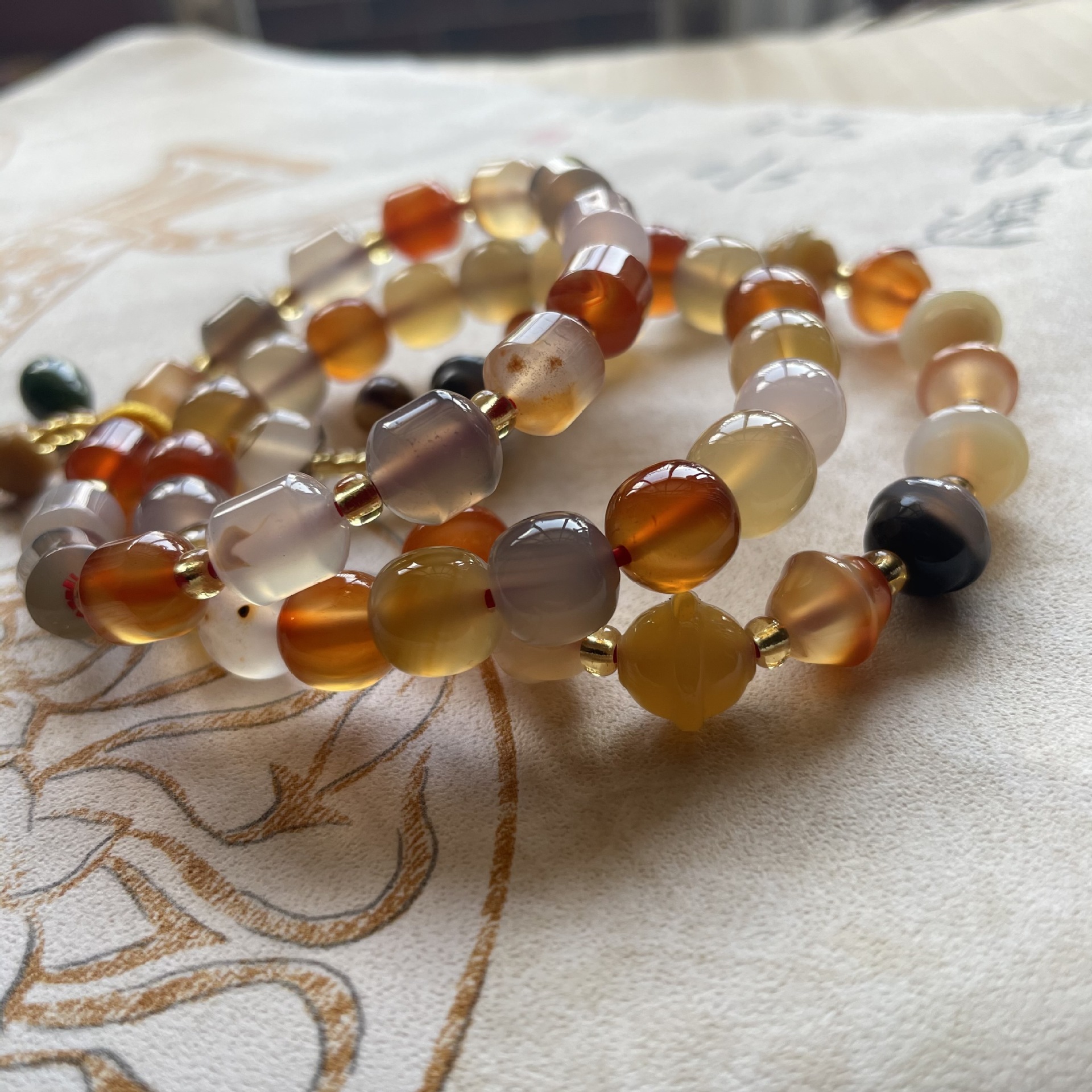 天然玛瑙糖果色老型珠手链玉髓铃铛手串直播供货天然玉石女士饰品