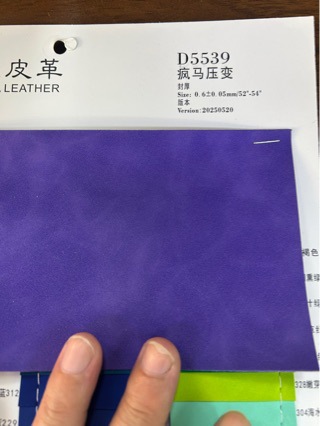 耐磨油蜡反光皮革用于文具礼品包装盒钱包0.6mmPU皮革面料复古