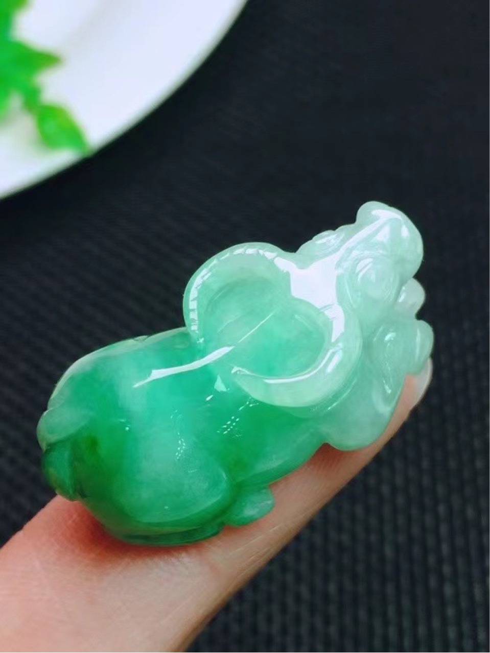 编号y4435天然翡翠a货帝王绿牛吊坠 冰糯种飘绿 种水润缅甸老坑料