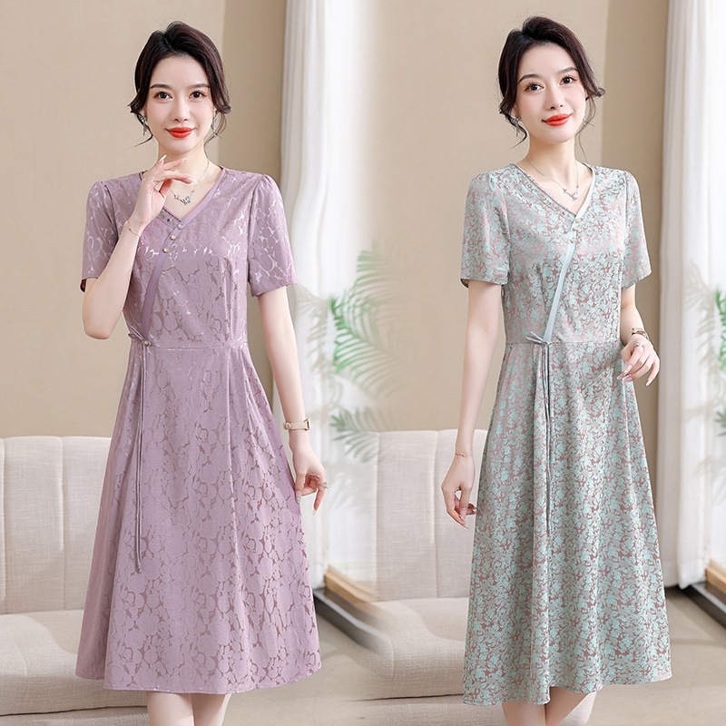 中年妈妈碎花短袖连衣裙女2024夏装新款中老年时尚洋气系带连身裙