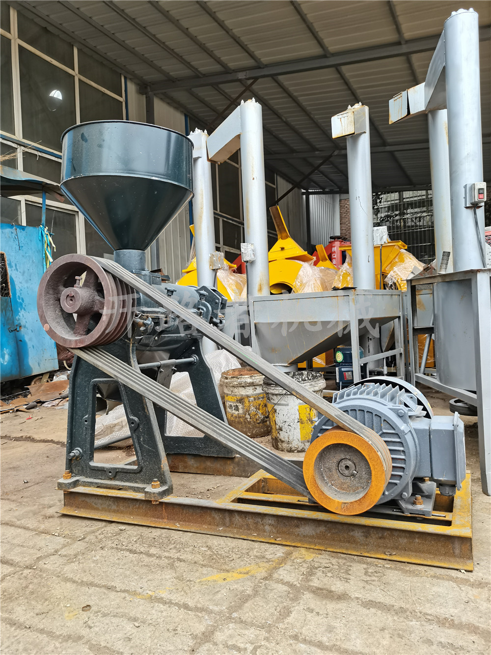 山核桃去壳机铁核桃粉碎机全自动脱壳机榨油机配套核桃壳仁分离机