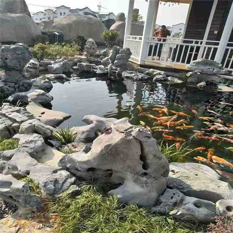 太湖石鱼池驳岸景观石 水池建造假山安装 白色黑色叠景石运输施工