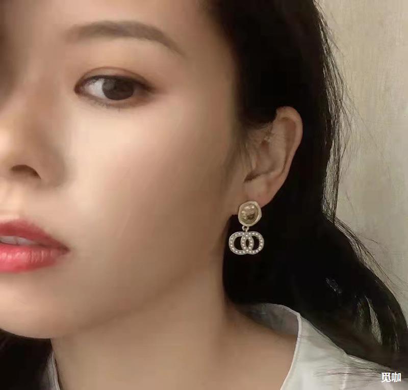 小香2021秋冬新款法式优雅茶色水晶耳环香奶奶珍珠圈吊坠耳钉百搭