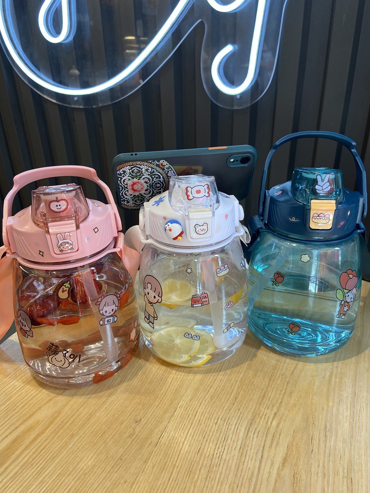 高颜值大容量直饮带吸管水瓶网红大肚杯弹跳盖提绳杯子手机支架杯