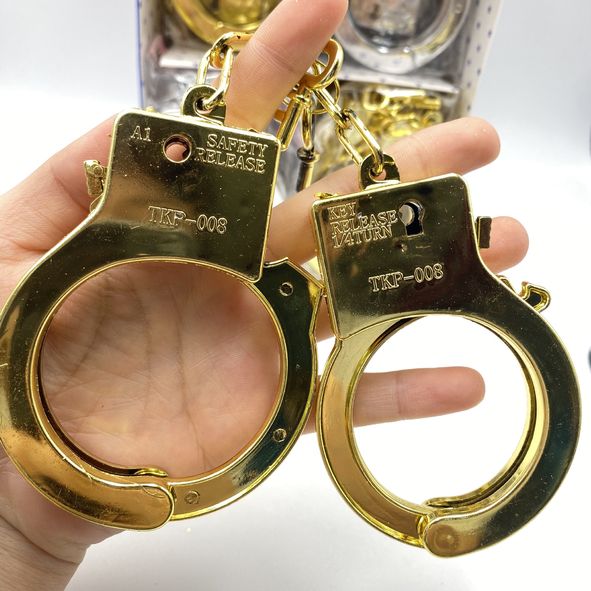 儿童新奇特整人手铐玩具金色银色万圣节手铐幼儿园演出魔术道具