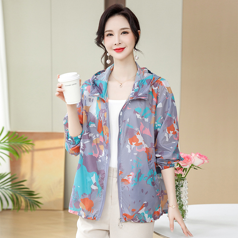 中老年夏季防晒衣彩色涂鸦拉链连帽衫轻薄皮肤衣休闲短款妈妈外套