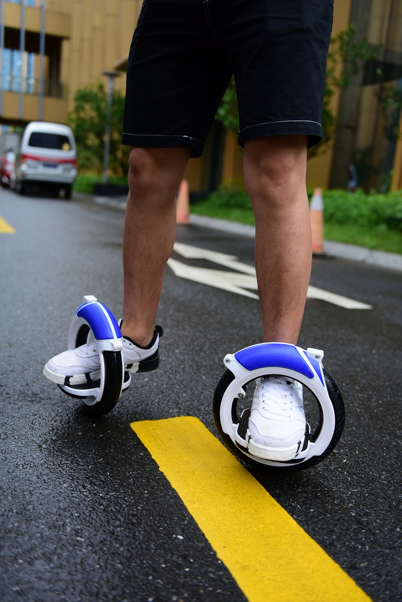 厂家直供极限户外运动风火轮轮子双轮脚踏滑板车实心轮二轮代步车