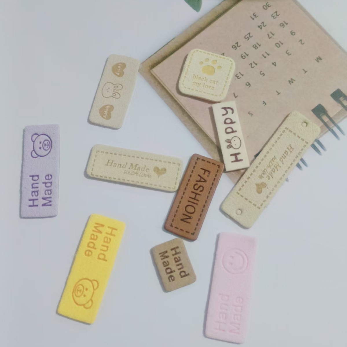 厂家货源批发超纤皮标标签笑脸皮革手工缝纫围巾帽子头饰发绳标牌