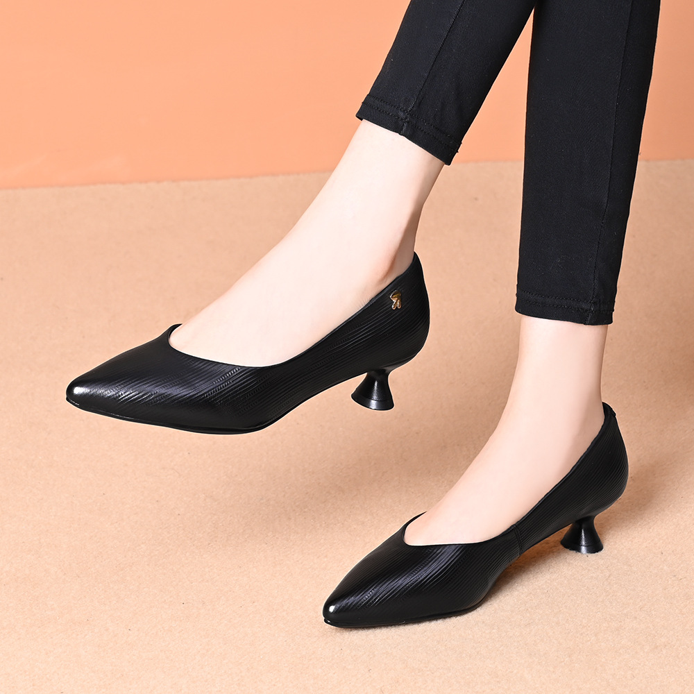 尖头细跟浅口单鞋女真皮一脚蹬猫跟女鞋百搭低跟皮鞋女黑色工作鞋