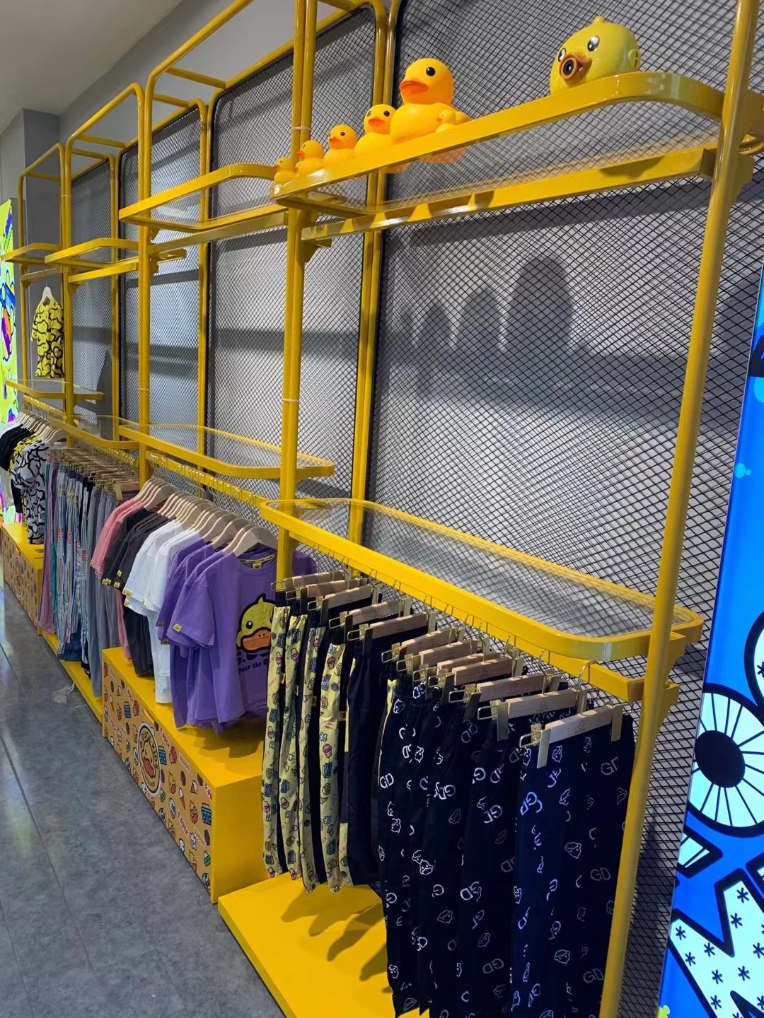 小黄鸭童装展示柜定制 儿童时尚服装展架 童装店服装展示架鞋架