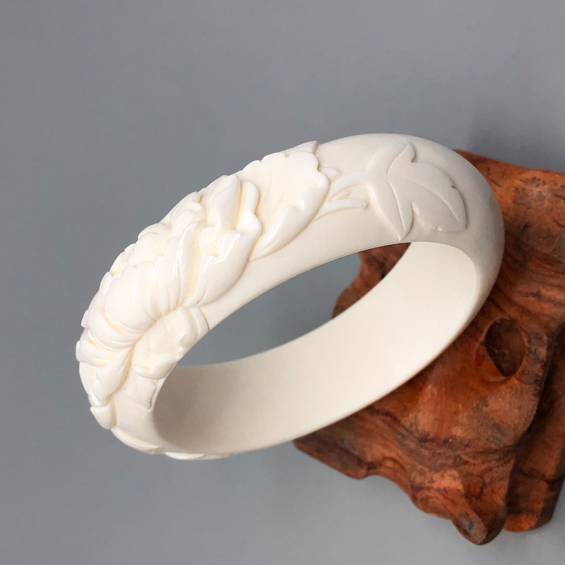 猛犸象牙雕刻手镯,题材多样,龙凤呈祥,莲年有鱼,花开富贵商品描述上市