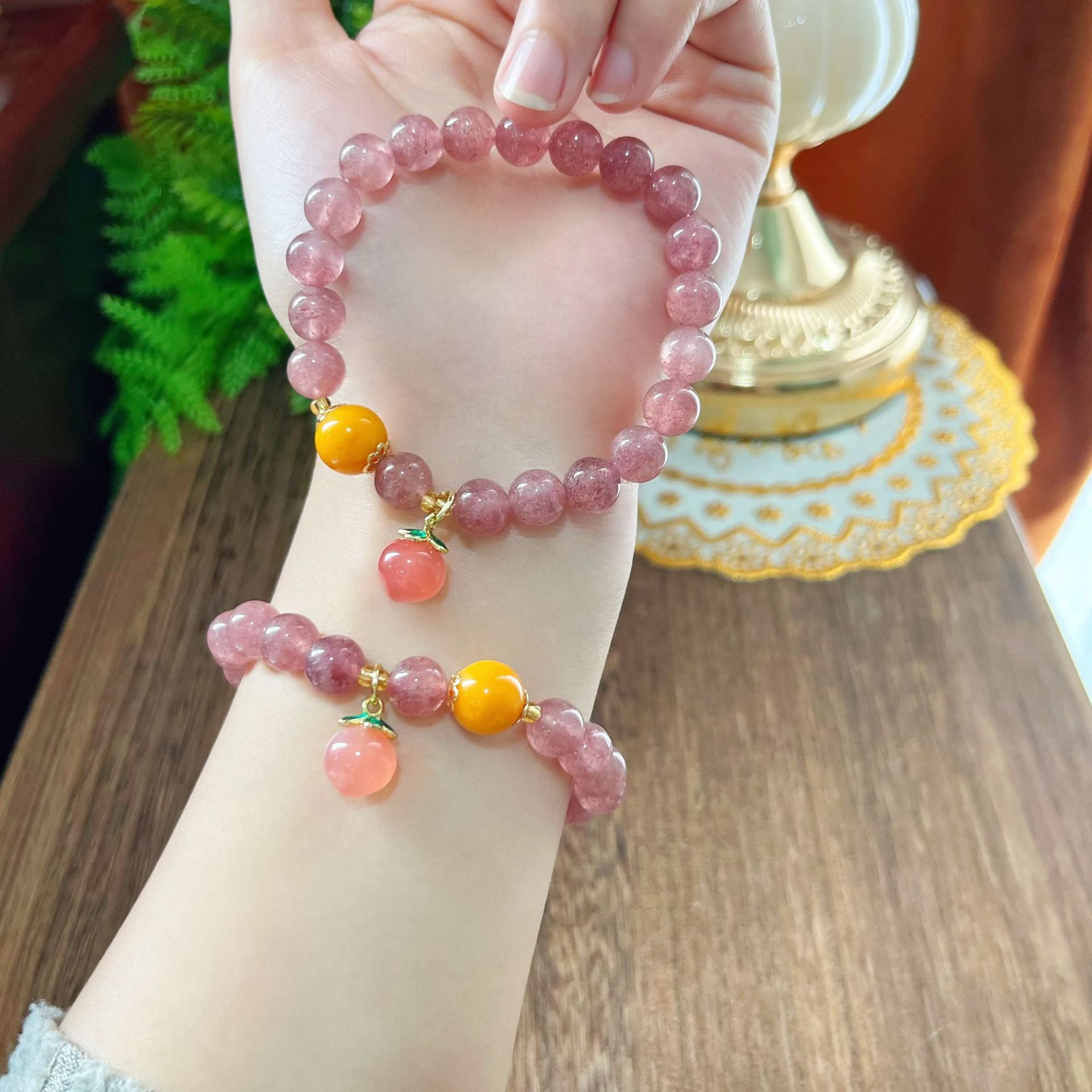 天然草莓晶手链女手饰草莓晶单圈手串水蜜桃吊坠手环弹力绳批发