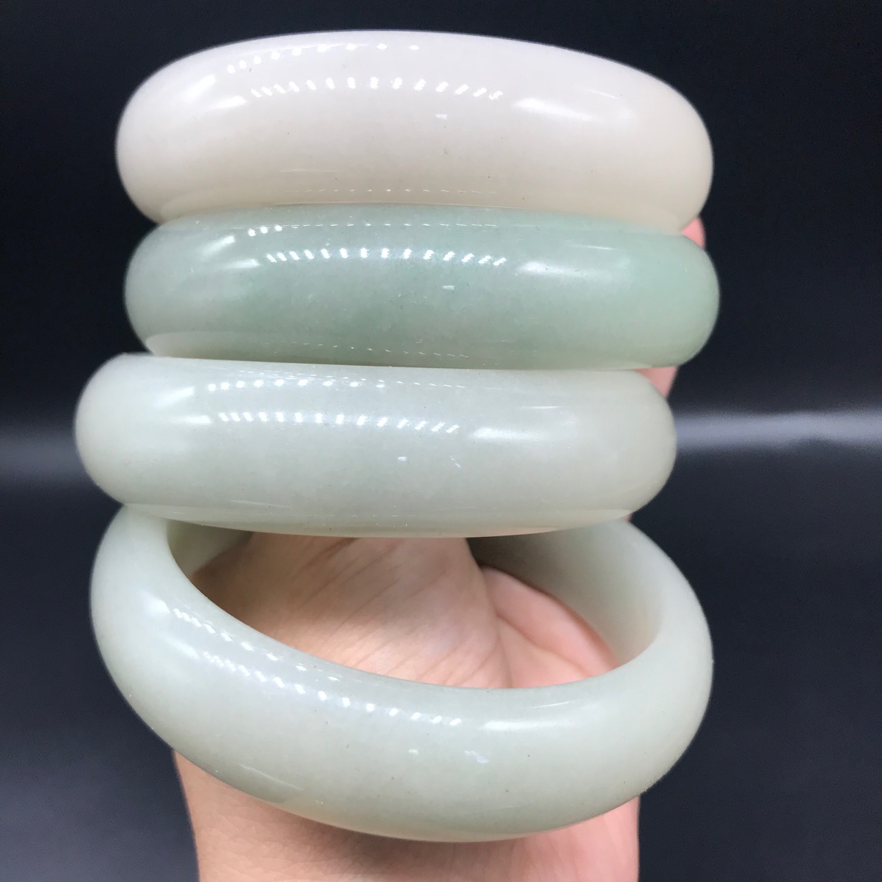 天然内蒙佘太翠透水料飘绿手镯佘太翠玉手镯直播供货量大从优