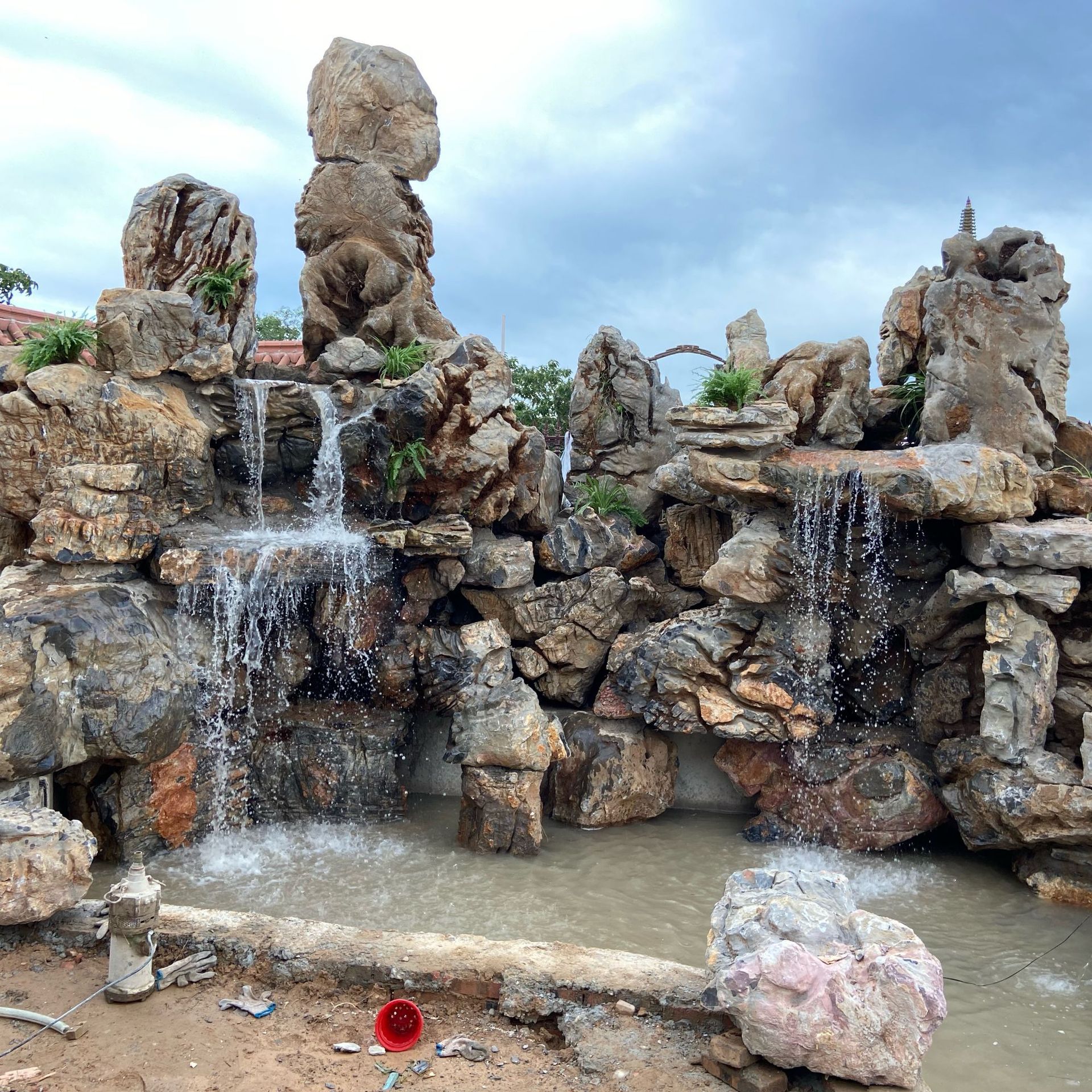 灵璧石假山流水制作龟纹石假山石料千层石驳岸护坡草坪石园林绿化