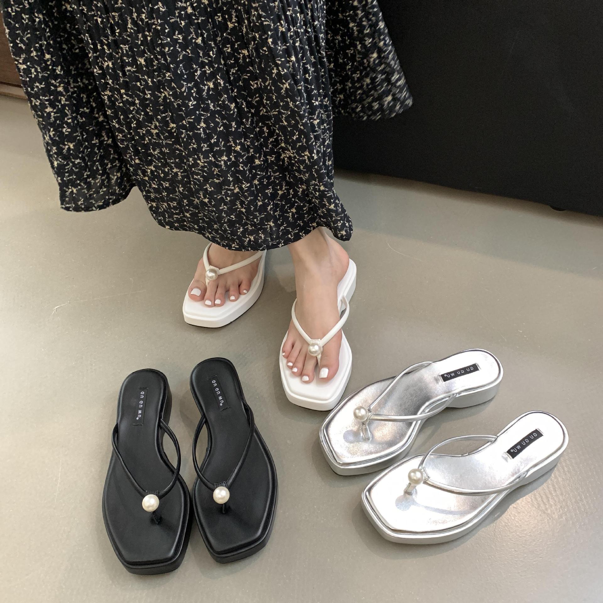 厚底夹脚人字拖鞋女外穿2024年新款夏季坡跟凉拖珍珠夹趾沙滩凉鞋