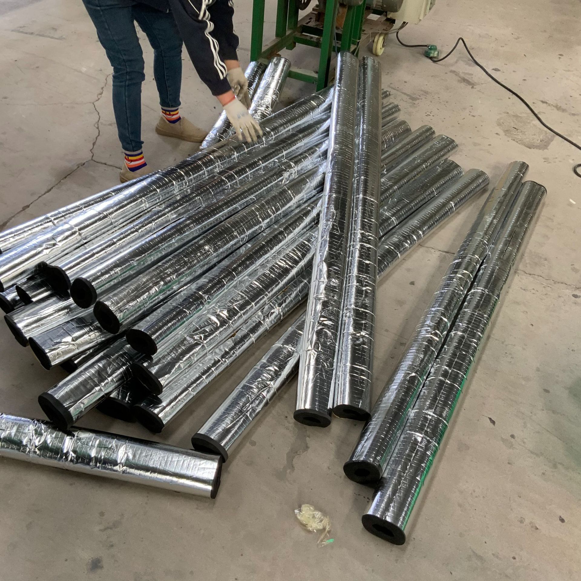现货b2级阻燃橡塑保温管 空调管道橡塑管铝箔贴面复合橡塑保温管