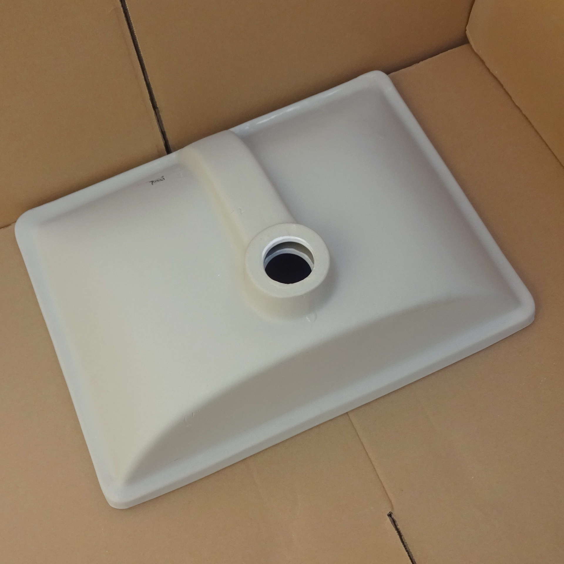 供应方形20寸白色陶瓷台下洗手盆e-1812