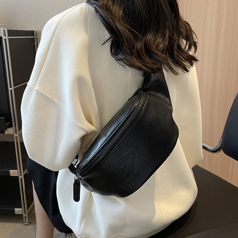 胸包女款斜挎胸包软皮质感腰包女小包包2023新款网红感洋气百代发