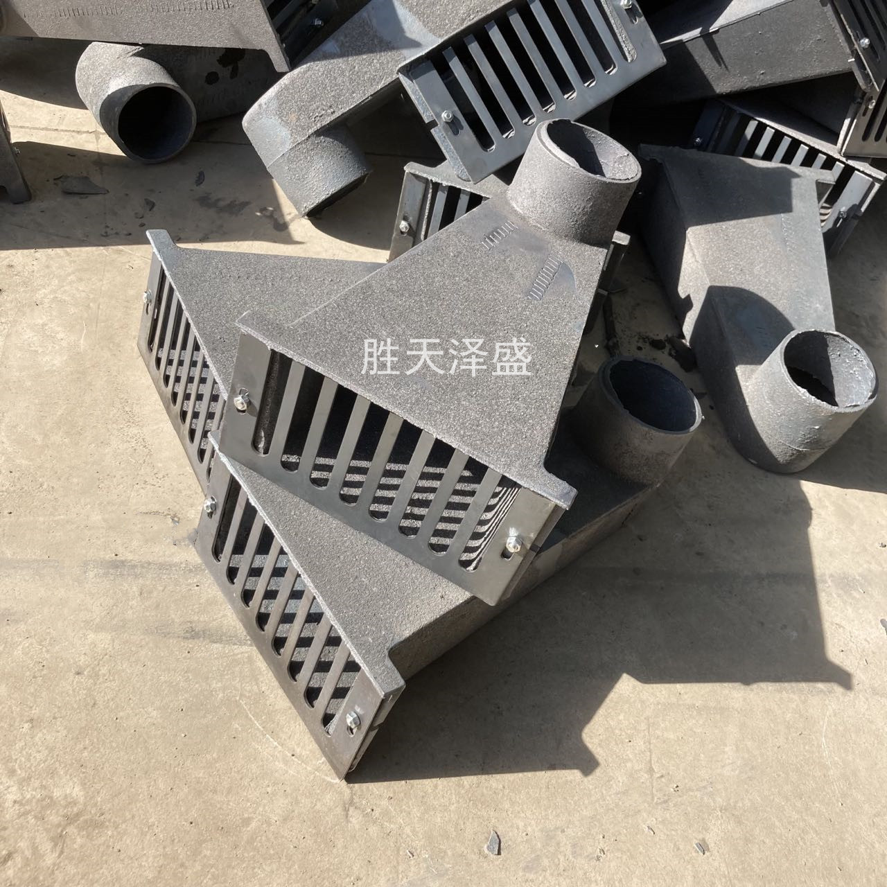 现货供应 侧排式铸铁雨水斗 24墙37墙雨水口 天沟地漏落水口