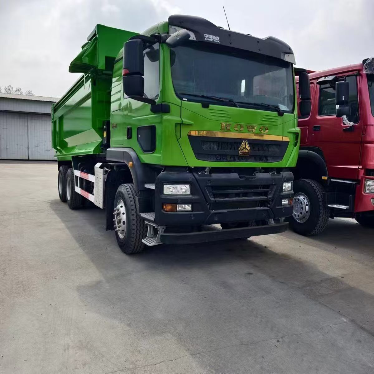 跨境供应豪沃自卸车 12轮渣土车厢货车 右驾驶舱集装箱后翻