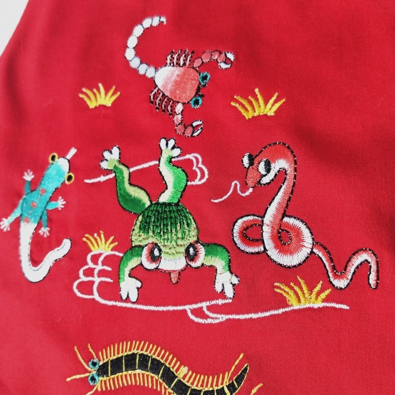 婴幼儿宝宝纯棉肚兜仿真丝刺绣五毒虫小孩夏季护肚围红色绣花暖肚