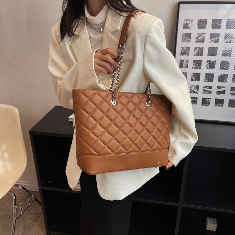 Diamond Chain Large Capacity Handbags Women 2022 New Commuting Fashion Shoulder Bag Textured Tote Bag