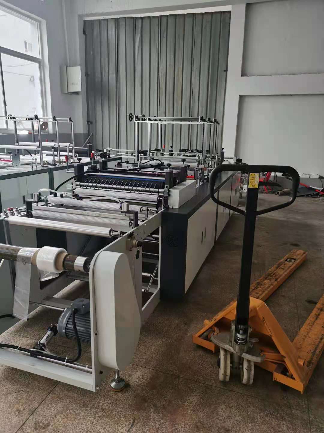 主营产品:吹膜机;制袋机;塑料袋机器;切袋机;塑料袋生产设备;opp制袋