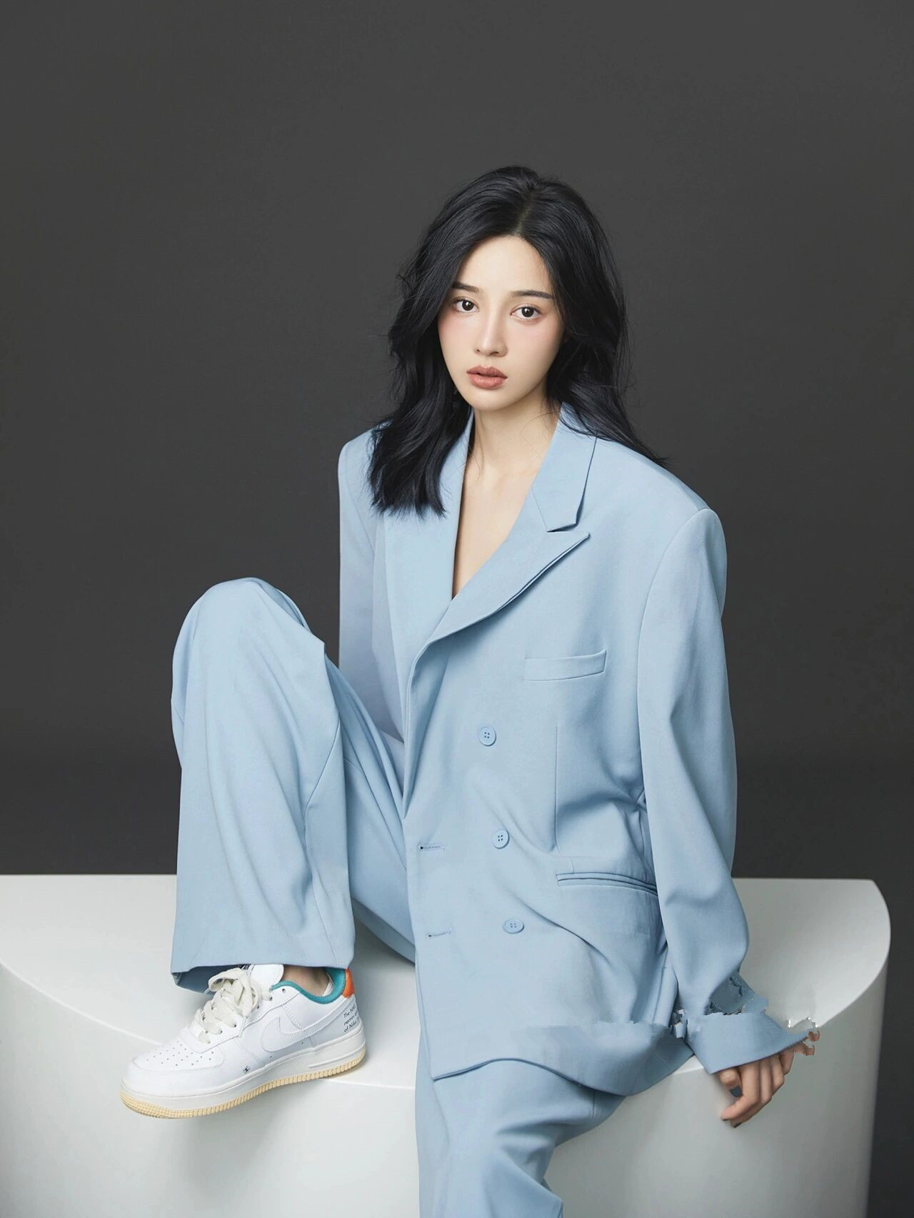 影楼写真服装女新款时尚港风个人形象照影楼主题私房照西服杂志风