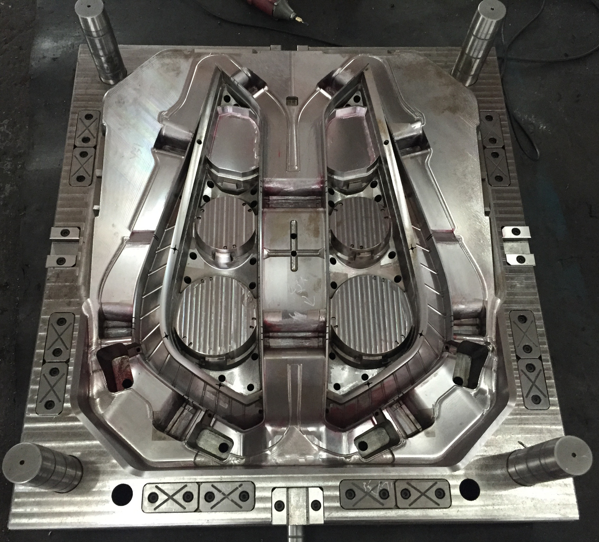 专业加工汽车尾灯汽车大灯模具塑料模具厂家iso9001认证