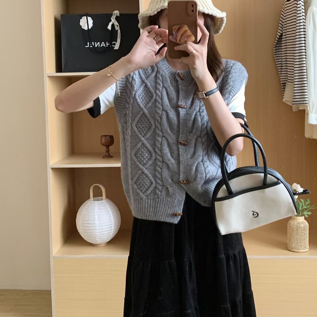 韩系麻花针织马甲女秋季宽松慵懒风牛角扣外搭无袖坎肩毛衣背心