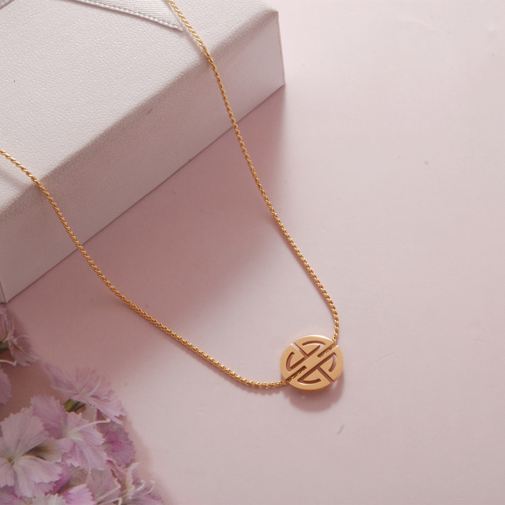 钛钢项链金色圆形喜字不锈钢吊坠镂空小众设计感锁骨链民族风配饰