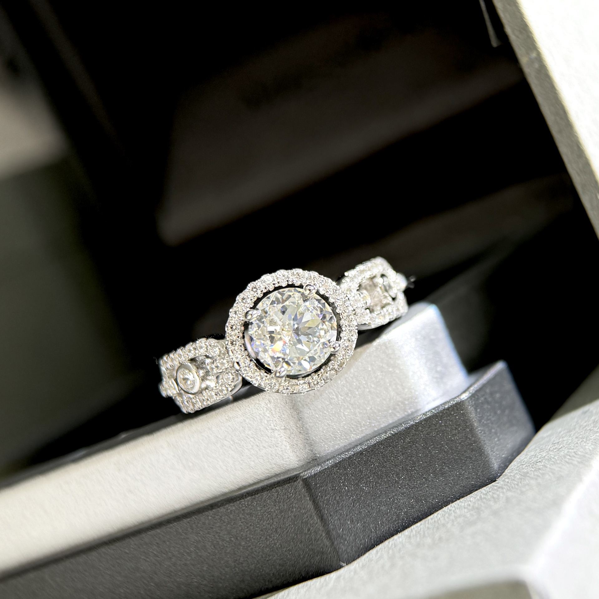 s925纯银 圆钻2克拉仿真钻滑动钻戒指婚礼婚戒梅家钻戒经典-阿里巴巴