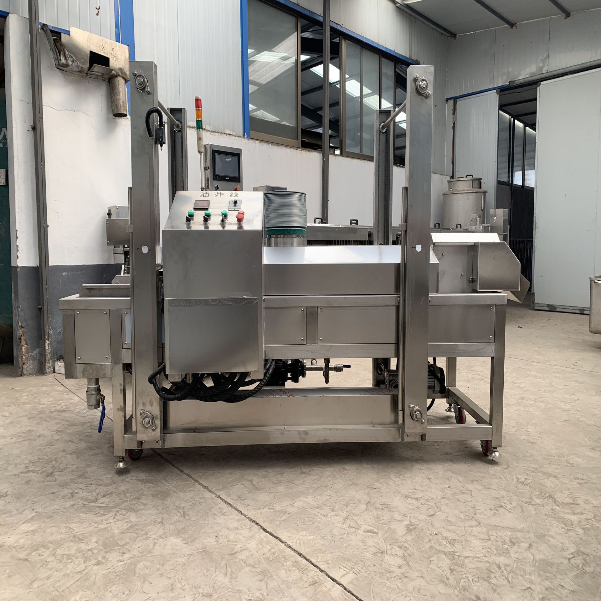 鸡肉丁油炸生产线 连续油炸流水线设备 小鸡肉油炸生产线厂家直供