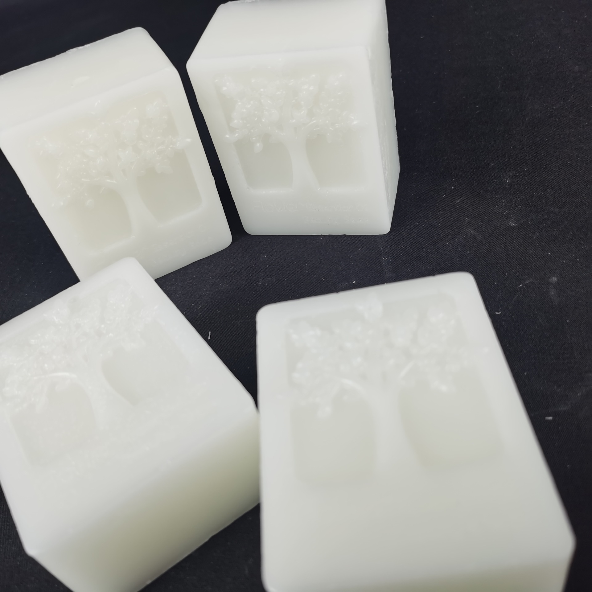 白蜂蜡块状蜂蜡颗粒蜂蜡家具抛光蜡块润唇膏口红原料化妆品用