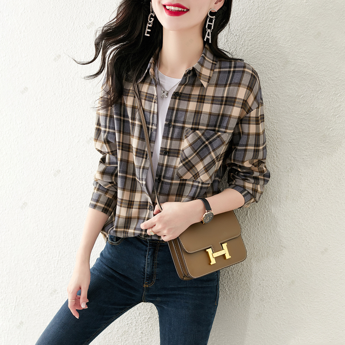 2023春款常规翻领单排扣收腰格纹上衣简约风通勤女式衬衫女装上衣
