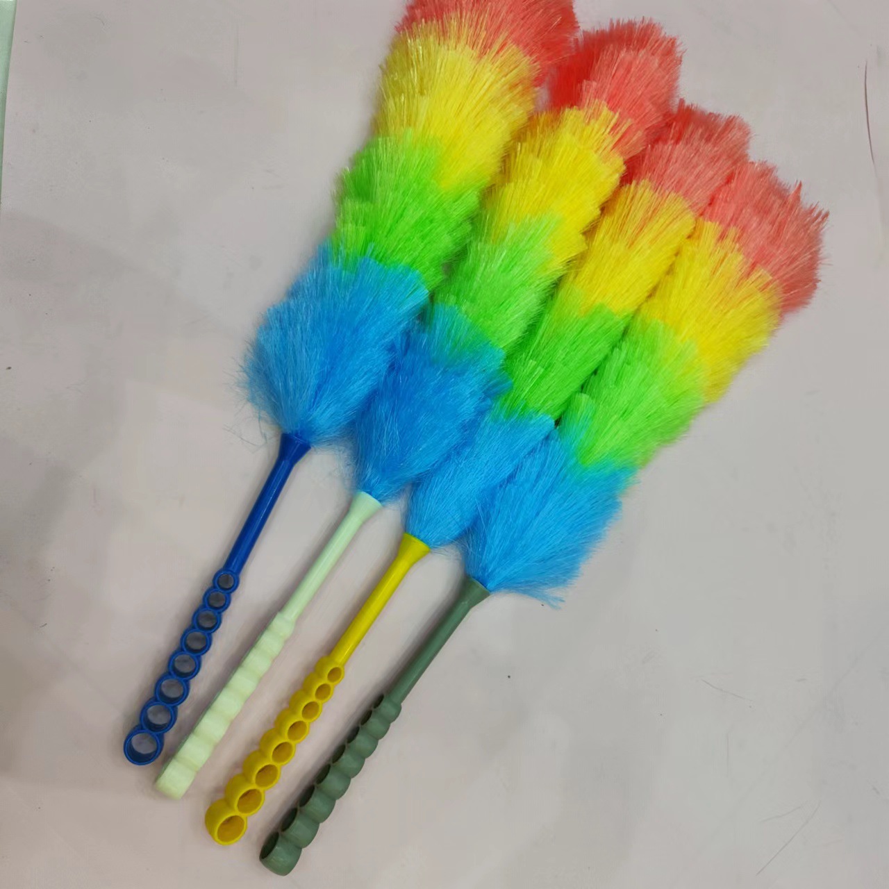 源头工厂批发鸡毛掸子塑料彩虹色毛掸 静电除尘掸22款加长除尘刷