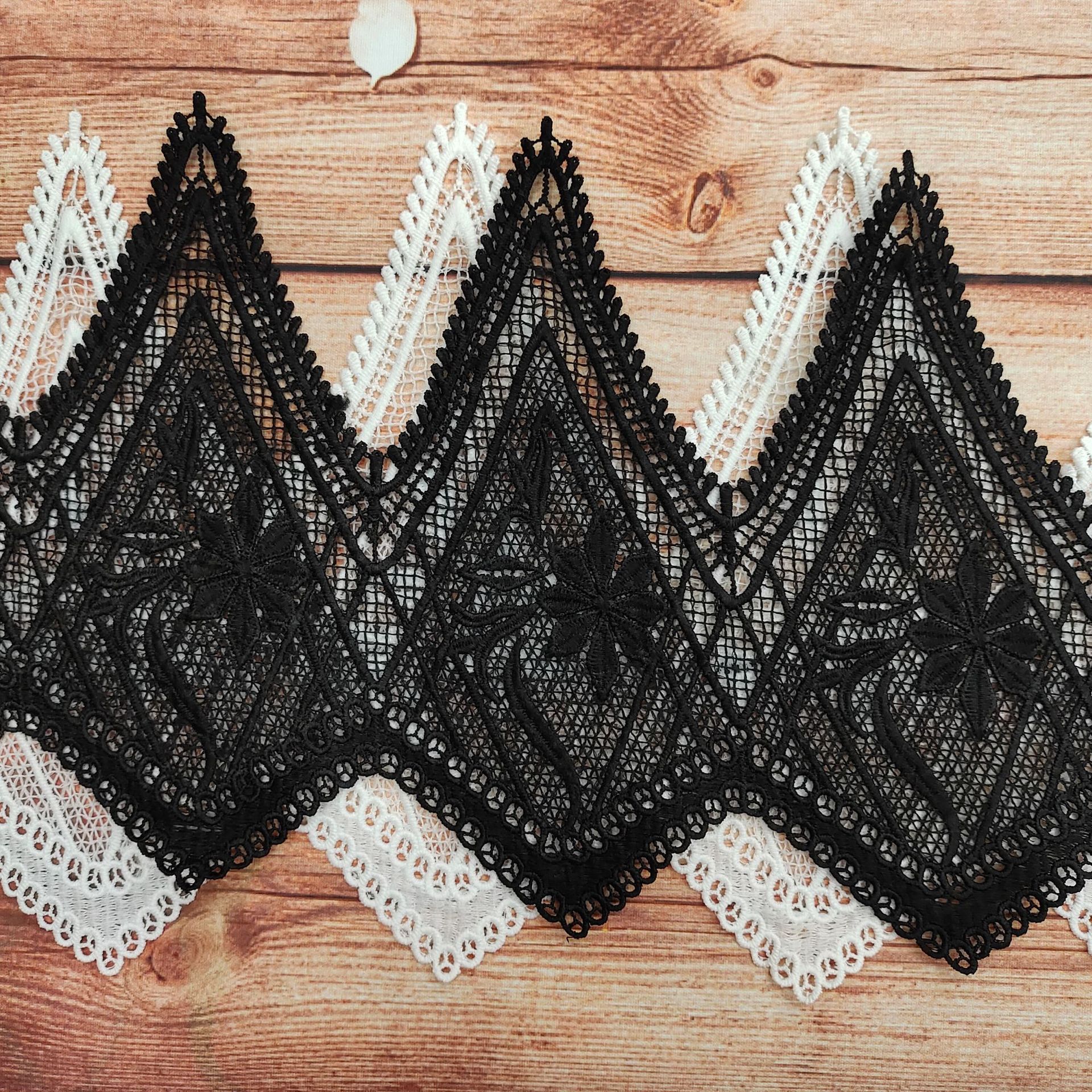 中宽牛奶丝蕾丝花边大连条服装配饰尖角花双边波浪花纹现货供应