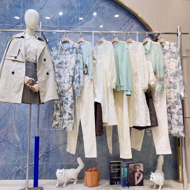 维伊品牌折扣女装专柜撤柜批发风衣外套连衣裙实体店走份一手货源