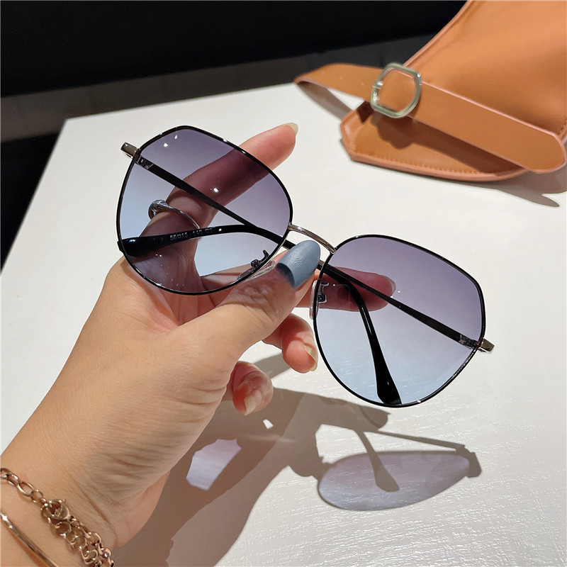 凹造型街拍夏海边2021年新款偏光墨镜韩版潮女士防紫外线太阳眼镜