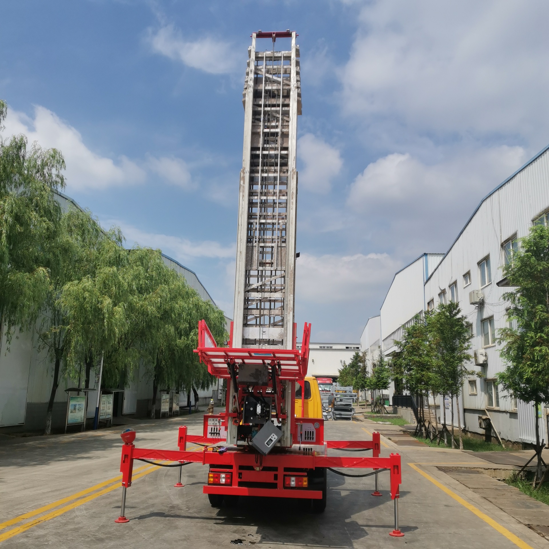 上料云梯车 厂家现货蓝牌32米云梯搬家车 28米高楼升降运料车