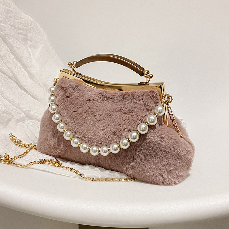 Sweet Chain Pearl Plush Clip Portable Messenger Bag 2022 New Fall Winter Fashion Cheongsam Fur Banquet Bag