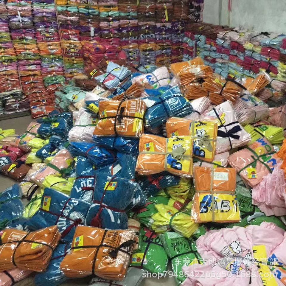 广州外贸清仓尾货童装夏季服新款中小童短袖卡通套装地摊批发服装